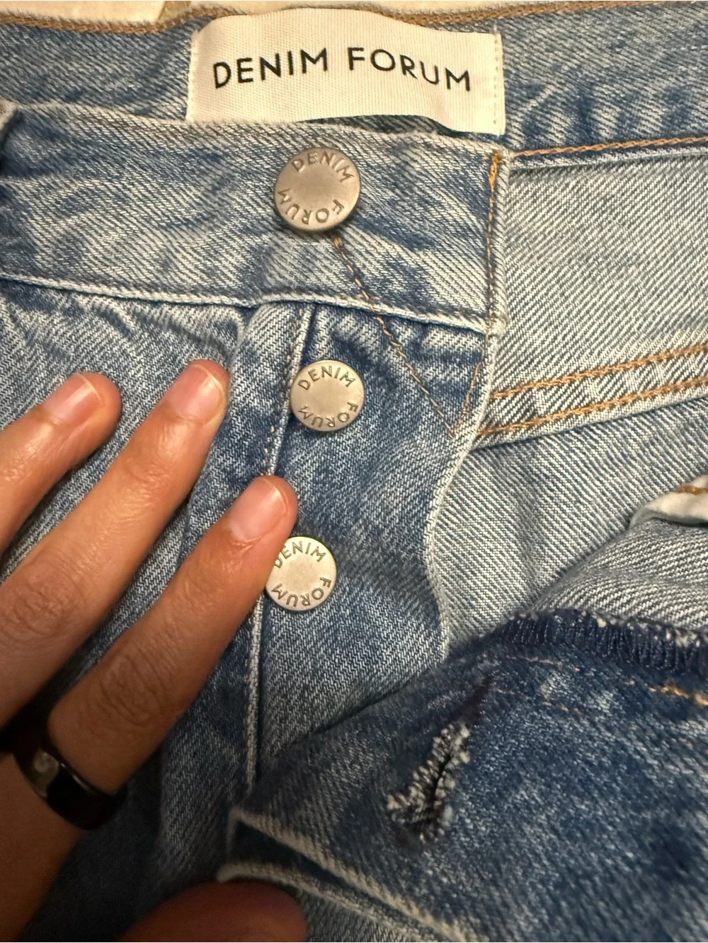DENIM FORUM- Aritzia Light Wash Frayed Hem Denim Shorts